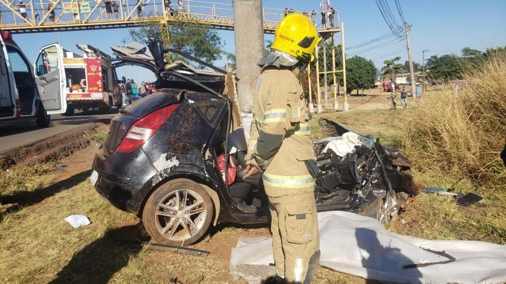 Acidente envolvendo dois carros e uma bicicleta deixou duas pessoas mortas e duas em estado grave 