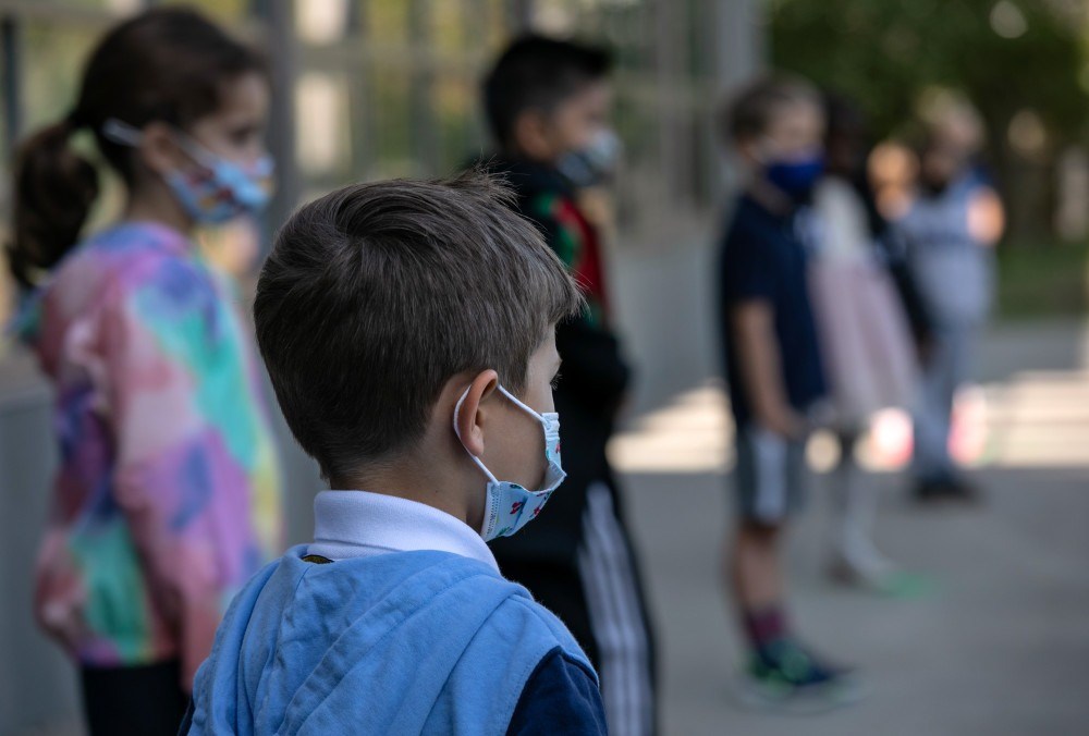 Escolas de SP voltam a recomendar uso de máscaras em ambientes fechados