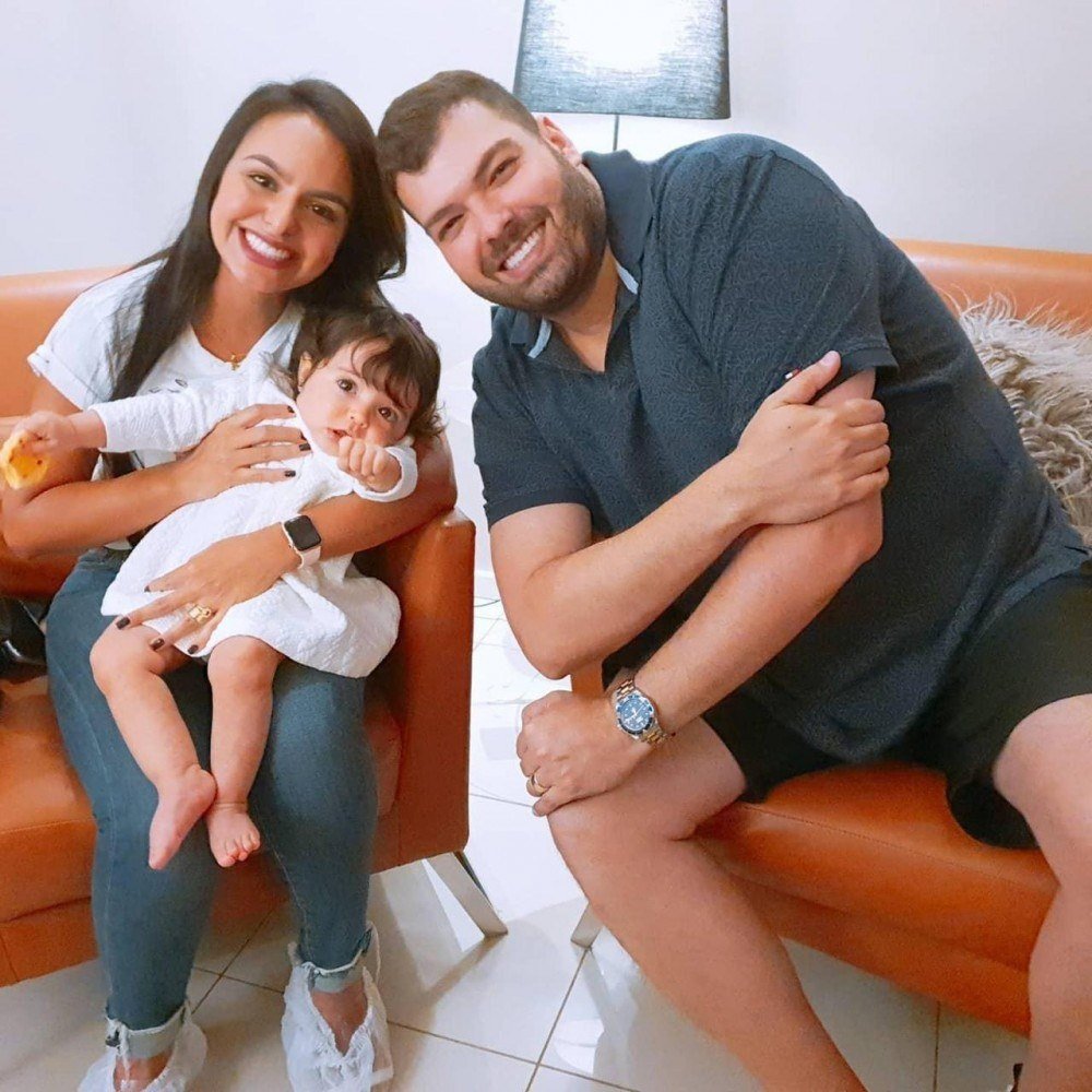 O cantor Belluco e a bebê Kyara