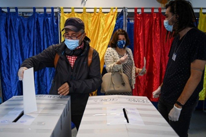 Em meio a uma onda de casos covid-19, os romenos foram chamados para eleger conselhos locais e prefeitos antes das eleições gerais cruciais marcadas para dezembro. -  (crédito: Daniel MIHAILESCU / AFP)