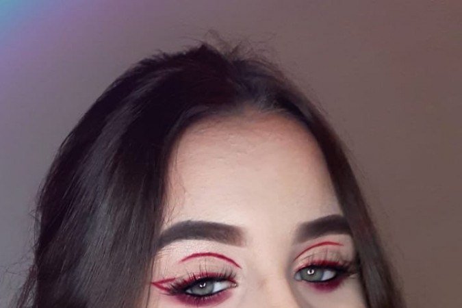 maquiadora e  digital influencer  Anna Zanetti. 
