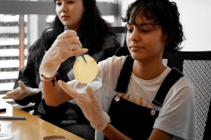 Estudante B&aacute;rbara Wingler manuseando o pl&aacute;stico produzido -  (crédito: Arquivo pessoal)