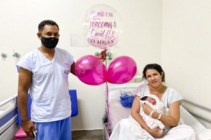 Daniela comemora o nascimento da filha Manoela Vitória, após vencer a luta contra a covid-19 -  (crédito: Divulgação/Secretaria de Saúde DF)