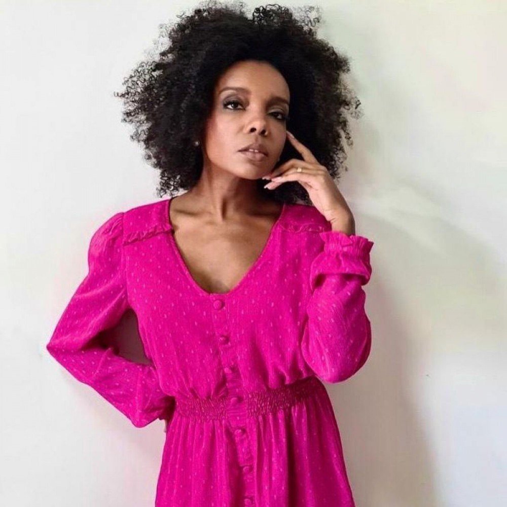 Thelma Assis, ex-BBB, sofre acidente no palco do 'Criança Esperança'