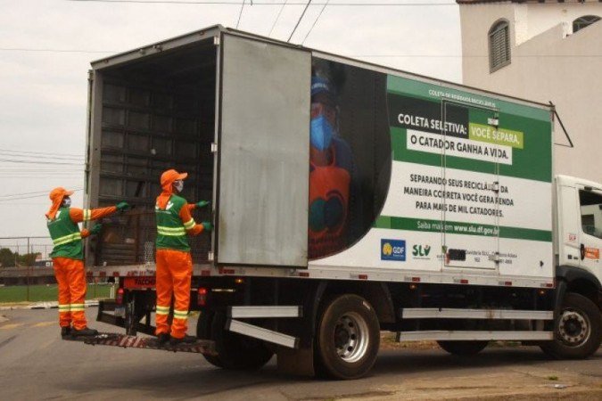 Dálio do Rosário (E) e Iago Aurélio trabalham com coleta de resíduos orgânicos e recicláveis na Sustentare Saneamento