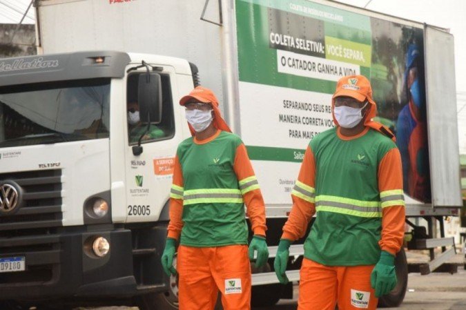 Dálio do Rosário (E) e Iago Aurélio trabalham com coleta de resíduos orgânicos e recicláveis na Sustentare Saneamento