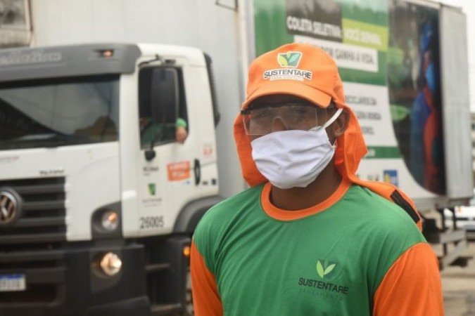 Dálio do Rosário (E) e Iago Aurélio trabalham com coleta de resíduos orgânicos e recicláveis na Sustentare Saneamento