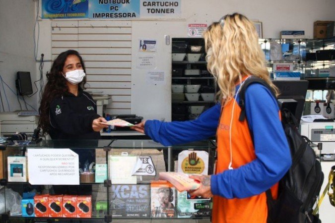 Edivania Alves trabalha como triadora de resíduos em uma cooperativa e mobilizadora na cidade de São Sebastião