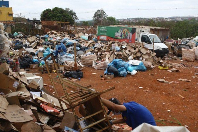 Resíduos que chegam à central de triagem da cooperativa Ecolimpo, em São Sebastião