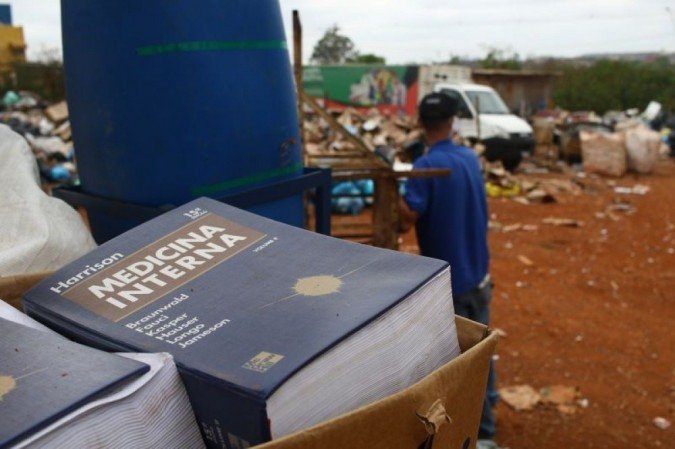 Resíduos que chegam à central de triagem da cooperativa Ecolimpo, em São Sebastião