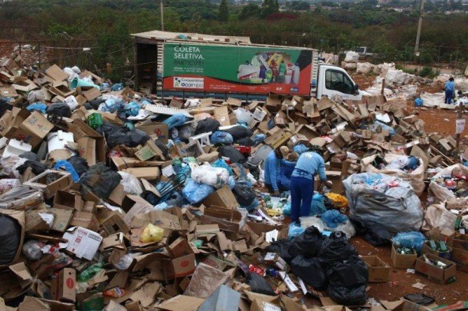 Resíduos que chegam à central de triagem da cooperativa Ecolimpo, em São Sebastião