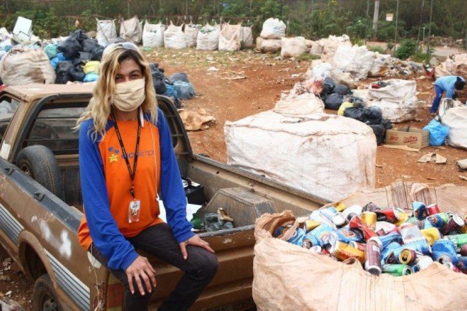 Edivania Alves trabalha como triadora de resíduos em uma cooperativa e mobilizadora na cidade de São Sebastião
