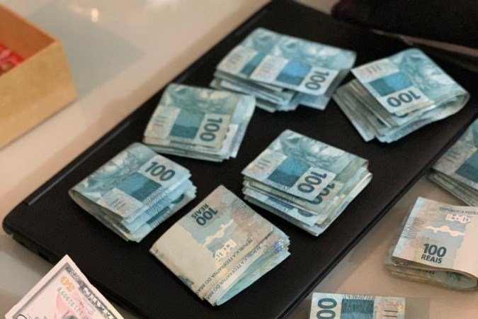 Dinheiro recolhido com integrantes do grupo