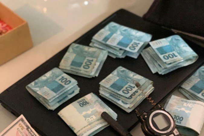 Dinheiro recolhido com integrantes do grupo