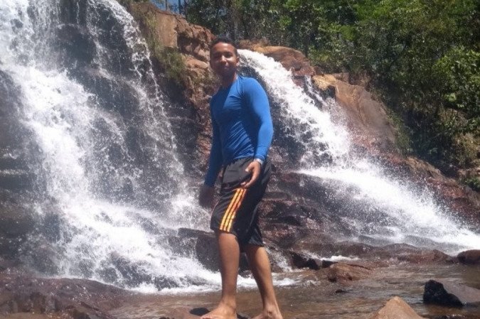Na foto, Amauri aparece em frente à cachoeira - (crédito: Reprodução) Na foto, Amauri aparece em frente à cachoeira - (crédito: Reprodução)