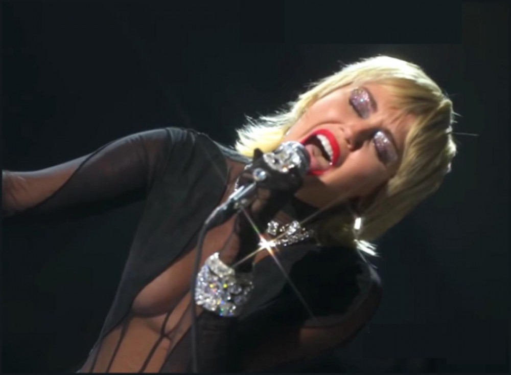 Após pedido dos fãs, Miley Cyrus divulga versão de 'Heart of glass'