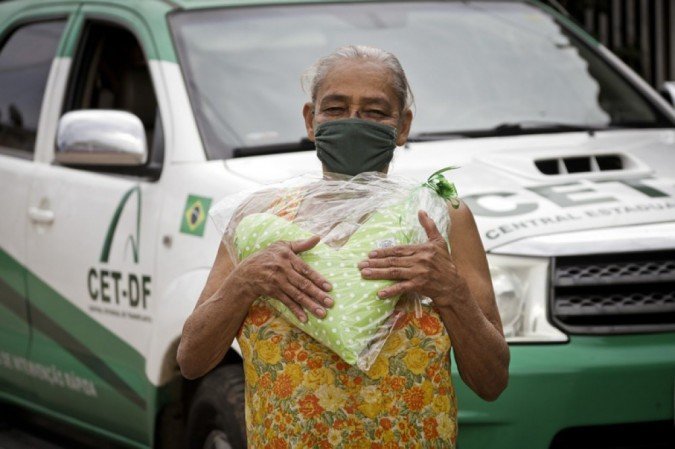 Palmira é mãe do doador Gilmar e recebeu um presente da equipe da Central de Transplantes 
