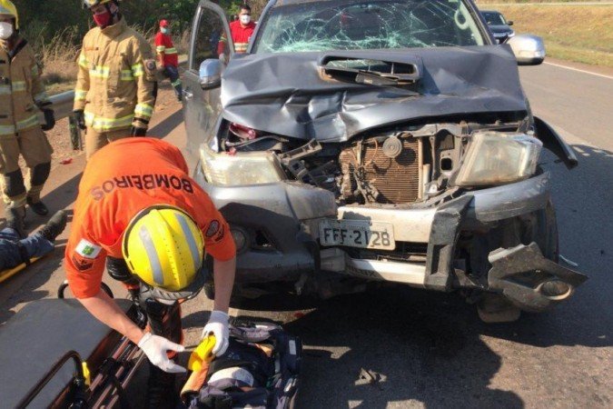 Três pessoas ficaram feridas após uma caminhonete colidir na traseira do caminhão