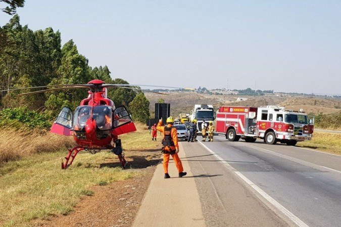 Três pessoas ficaram feridas após a caminhonete colidir com a traseira de um caminhão