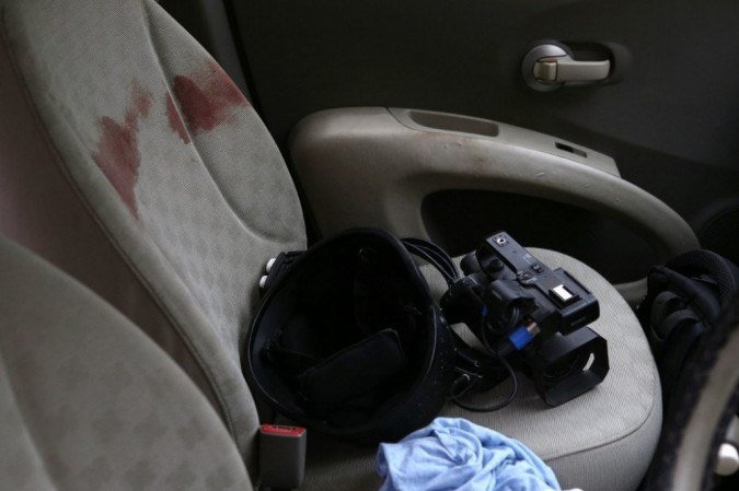 Manchas de sangue são vistas no carro de jornalistas que sofreram bombardeios azeris na cidade de Martuni, na região separatista de Nagorny Karabakh, em 1º de outubro de 2020, durante os combates em curso entre a Armênia e o Azerbaijão pela região separatista. - (crédito: Hayk Baghdasaryan / PHOTOLURE / AFP) Manchas de sangue são vistas no carro de jornalistas que sofreram bombardeios azeris na cidade de Martuni, na região separatista de Nagorny Karabakh, em 1º de outubro de 2020, durante os combates em curso entre a Armênia e o Azerbaijão pela região separatista. - (crédito: Hayk Baghdasaryan / PHOTOLURE / AFP)