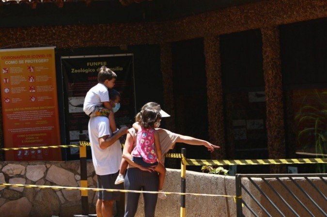 Mesmo com o calor, os brasilienses visitaram o Jardim Zoológico de Brasília, que estava fechado há seis meses
