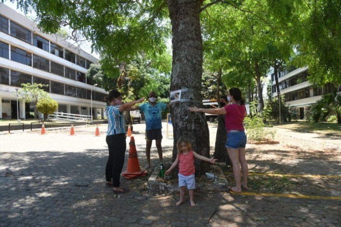 Moradores abraçaram uma das árvores para impedir o corte - (crédito: Ed Alves/CB/D.A Press) Moradores abraçaram uma das árvores para impedir o corte - (crédito: Ed Alves/CB/D.A Press)