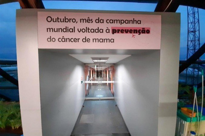 Aeroporto de Brasília iluminado de rosa para a campanha Outubro Rosa