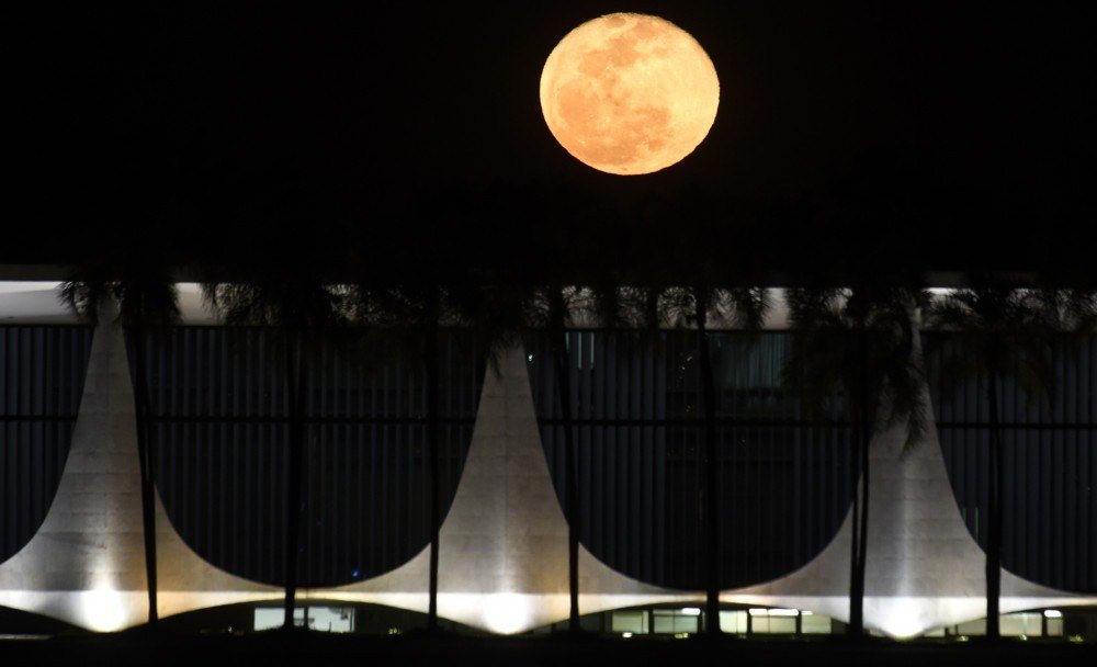 Lua cheia sobre a cidade em 2017