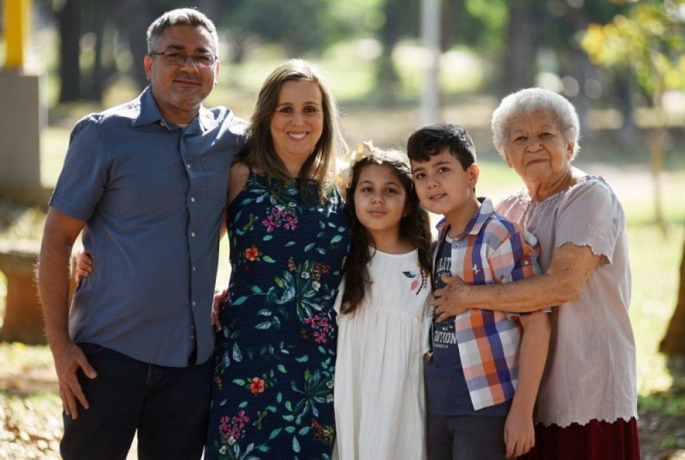 Família que venceu a covid-19. Na foto Sandra Paiva, esposo Eudes Gomes, crianças Gabriel Mauricio Gomes, Camila Lourdes e a tia Nez Mauricio Pereira