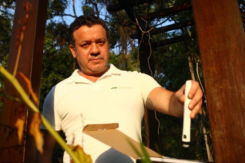 Especial Lixo na pandemia. Descarte de lixo hospitalar. Christian Della Giustina, entrega os remedios na farmacia, como deve ser.