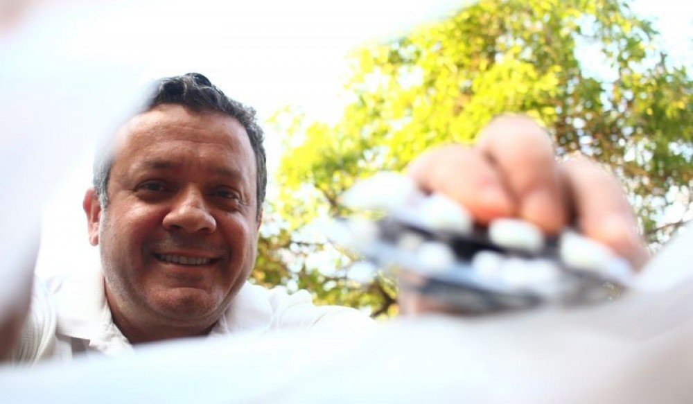 Especial Lixo na pandemia. Descarte de lixo hospitalar. Christian Della Giustina, entrega os remedios na farmacia, como deve ser.