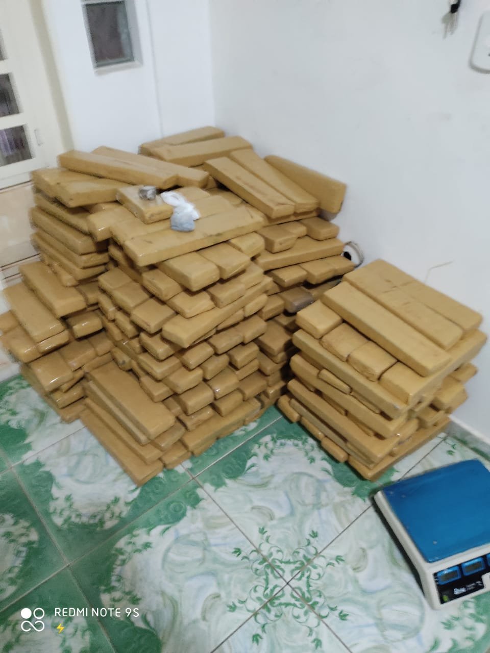 No local também foram localizados 1.280 comprimidos de rohypnol e uma balança de precisão