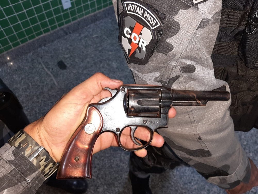 Além de uma arma calibre 38