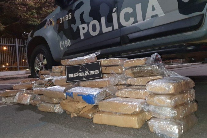 Policiais prendem mais de 80 tabletes de maconha