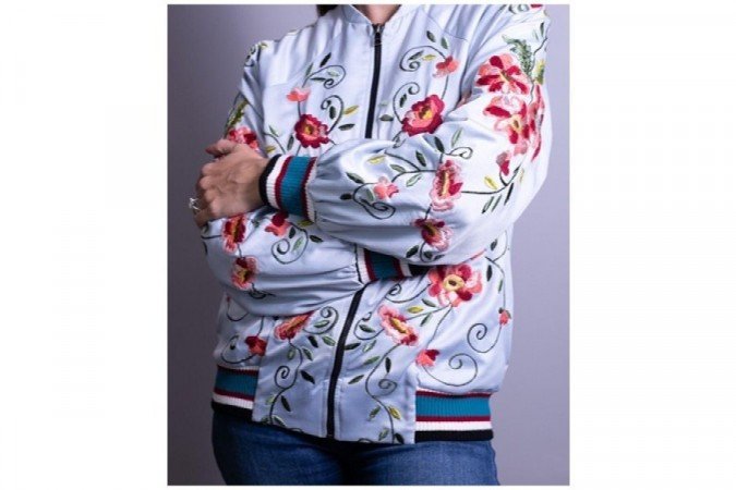 Calça jeans lisa com blusa floral não tem erro: look da Raffa’s Bazaar