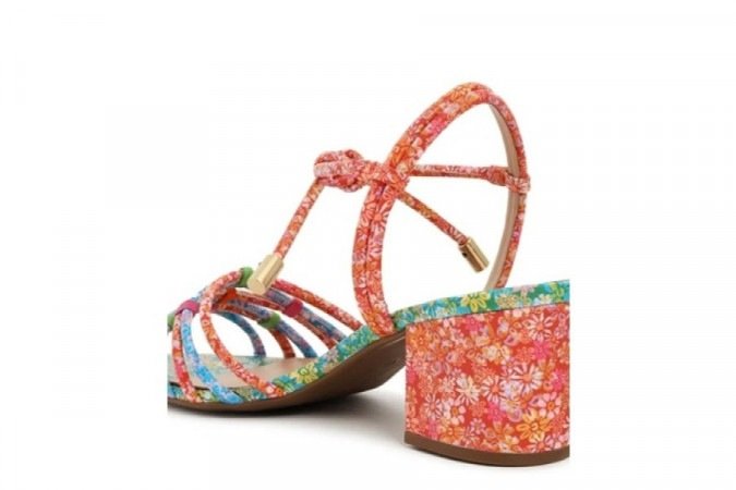 Sandália Multicolorida Bloco Floral, da Arezzo (R$ 239,90)