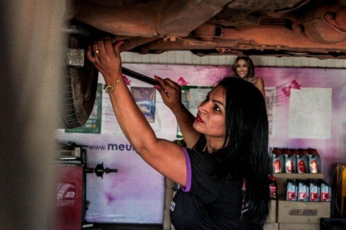 Agda Óliver foi a primeira mulher do país a abrir uma mecânica só para mulheres