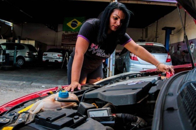 Agda Óliver foi a primeira mulher do país a abrir uma mecânica só para mulheres