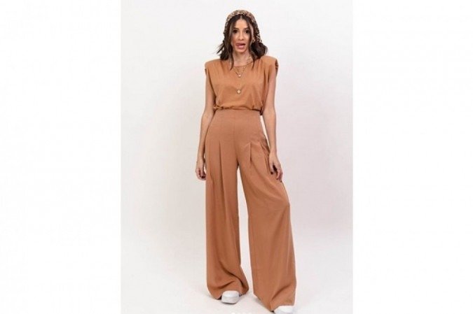 Na proposta da youtuber Viih Rocha, a calça pantalona traz um ar mais elegante à produção
