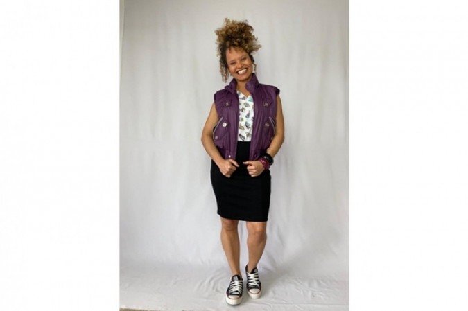 Flávia Botelho, da 220 Voltz, combinou o All Star com uma saia um pouco acima do joelho