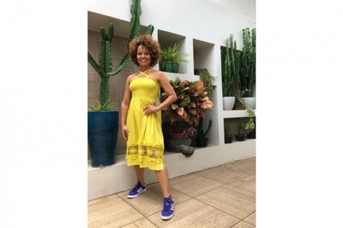 Flávia Botelho usou um tênis com vestido midi: escolha certeira
