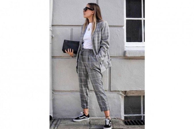 Este look comprova que alfaiataria e tênis combinam, sim 