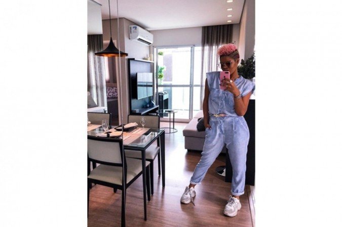 A youtuber Josy Ramos combinou macacão com um chunky: muito estiloso 