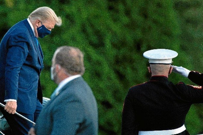 Donald Trump é saudado por fuzileiro americano ao desembarcar do helicóptero Marine One, no Centro Médico Militar Walter Reed, em Maryland