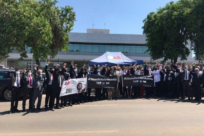 Cerca de 300 advogados se mobilizaram para apoiar o colega - (crédito: SAMARA SCHWINGEL/DA/CB. Press) Cerca de 300 advogados se mobilizaram para apoiar o colega - (crédito: SAMARA SCHWINGEL/DA/CB. Press)