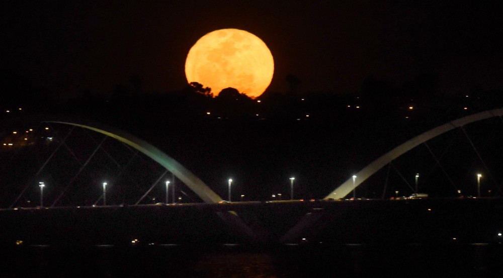 Brasilienses admiram Lua cheia na noite desta sexta; veja fotos