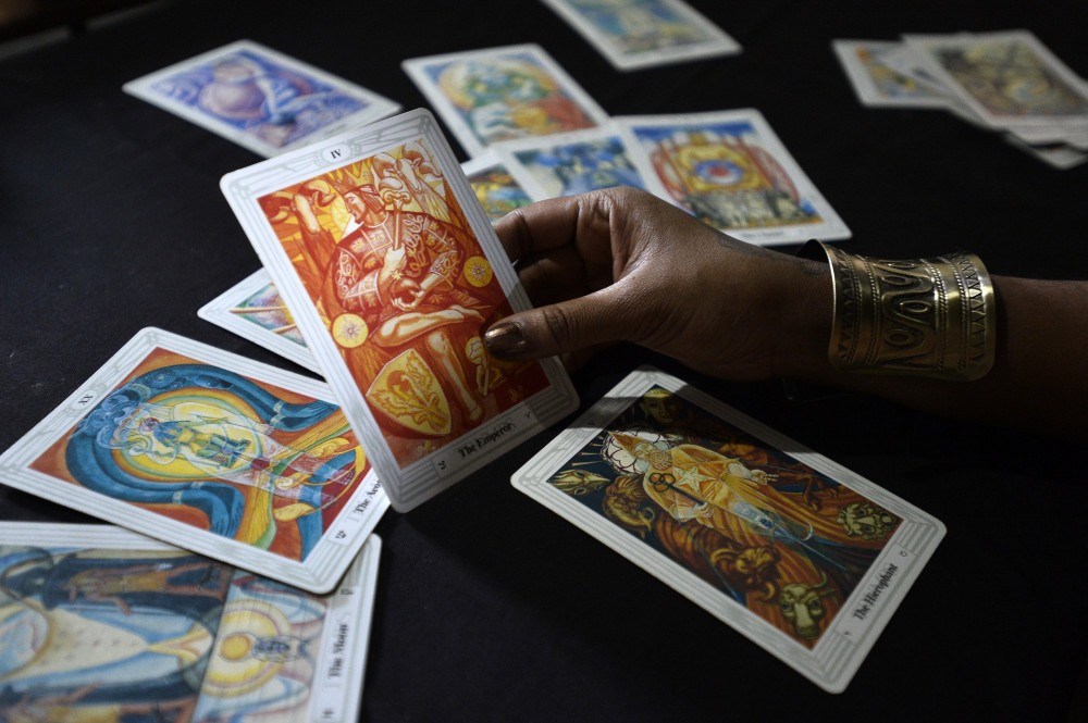 Tarot dos Orixás Grátis  Tarot, Jogo de cartas ciganas, Cartas de