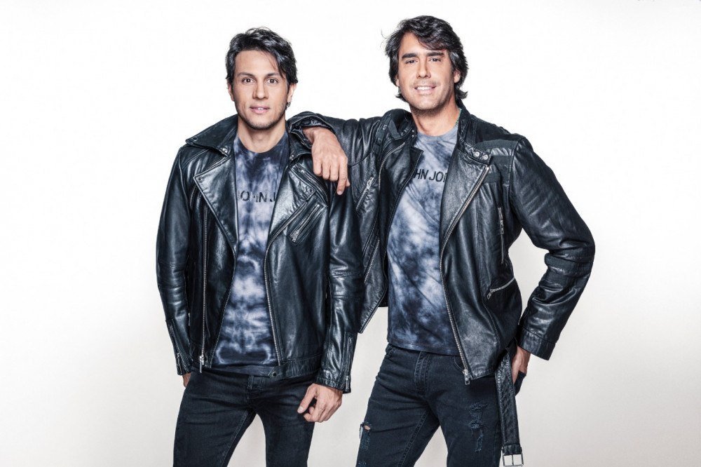 Duo de Djs JetLag lança a música 'Abraço' com a cantora Agnes Nunes