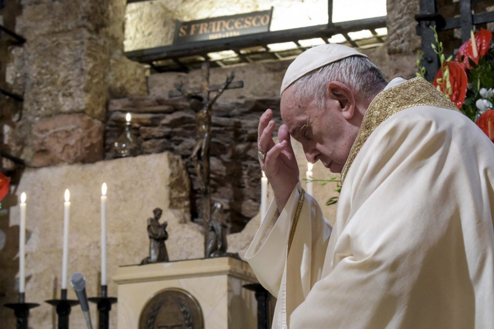 Papa assina sua nova encíclica sobre fraternidade em Assis