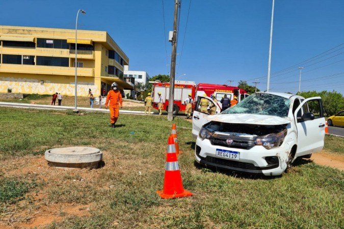 Um adolescente morreu após o carro em que ele estava capotar - (crédito: Divulgação/CBMDF) Um adolescente morreu após o carro em que ele estava capotar - (crédito: Divulgação/CBMDF)